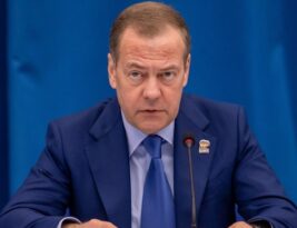 Medvedevas niršta: kuo daugiau Vakarai rems Ukrainą, „tuo baisesnė bus pabaiga“