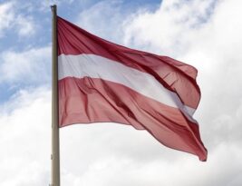 Latvijoje tūkstančiai išėjo į gatves, Rygoje – masiniai protestai