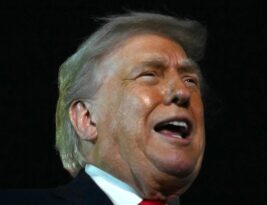 JAV Kongrese pasigirdo raginimai laikinai nušalinti Trumpą: „Jis yra psichiškai nesveikas“