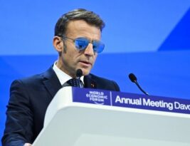 Svarbiame susitikime dalyvavęs Emmanuelis Macronas dėvėjo akinius: paaiškėjo, ką po jais slepia