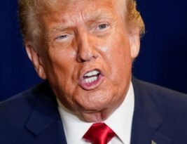 Trumpas grasina: gali įvesti muitus šalims, kurios prieštaraus dėl Grenlandijos