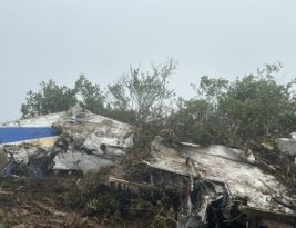 „Išgyvenusiųjų nėra“: rastos dingusio lėktuvo su 15 žmonių nuolaužos