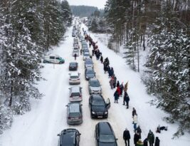 „Mūsų neišvarysit“ – Kapčiamiestyje stojo gyva grandinė: žmonės išsiliejo, kas neramina