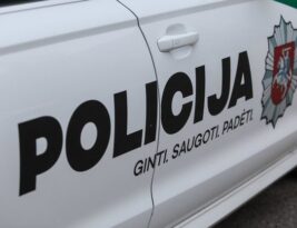 Marijampolės kelyje – avarija: 3 žmonės įstrigo apvirtusiame automobilyje