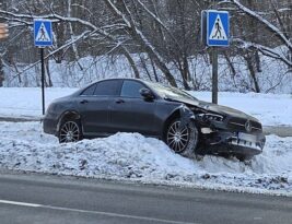 Ryte Vilniuje į perėją įlėkęs „Mercedes“ sukėlė didžiules spūstis