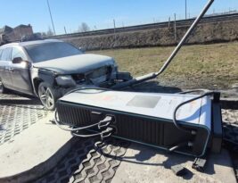 Pavojingu greičiu magistralėje tarp automobilių nardęs „Audi“ vairuotojas suniokojo elektromobilių krovimo stotelę