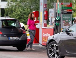 Kainos degalinėse verčia griebtis už galvos: ekspertas patarė kaip sumažinti degalų sąnaudas